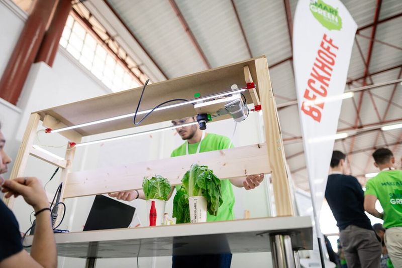 Die Teams um Beckhoff Automation widmeten sich dem Bereich Smart Home Farming. Insgesamt vier Teams formierten sich zur Challenge „Vertical Solutions“ und entwickelten einen Bausatz für aeroponische Pflanzenbeete, die mit Sensoren analysiert und vermessen werden. Mittels Cobot-Steuerung und Pump-System werden die Pflanzen automatisch versorgt.  (Bild: ITQ)