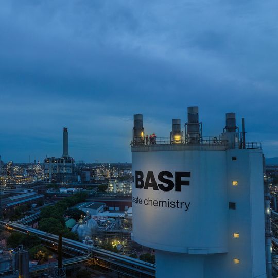 Die BASF kämpft mit einer schwachen Auslastung und sinkenden Gewinnen. Nicht nur auf das Stammwerk Ludwigshafen kommen große Veränderungen zu - weitere Anlagen könnten geschlossen werden.(Bild:  BASF)