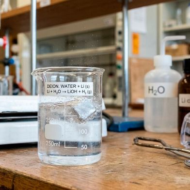 In Sachen Lithium-Versorgung ist Europa massiv von Asien abhängig. Wer es nicht weiß: In Deutschland schlummern diverse Lithium-Vorkommen, die durchaus beachtlich sind. In der Altmark etwa läuft ein Thermalwasser-Projekt, das nun aus den Kinderschuhen heraus ist ... (Bild: KI-generiert)
