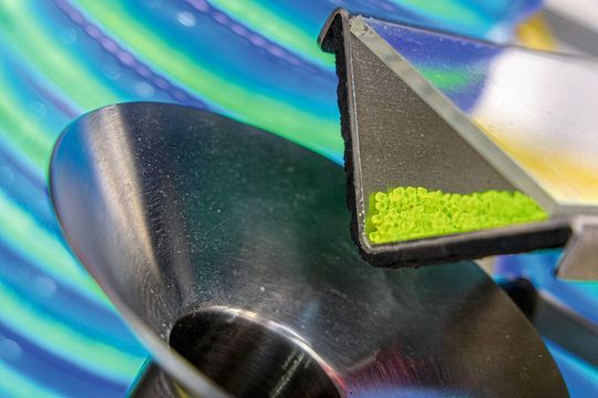 Theoretisch kann man das Verhalten der Schüttgüter berechnen, in der Praxis verhalten sie sich doch anders. Die Powtech ist ein idealer Treffpunkt, um sich darüber auszutauschen.(Bild:  NuernbergMesse / Frank Boxler)