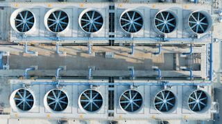 Aus offenen Kühlwassersystem können gesundheitsgefährdende Legionellen in die Umwelt gelangen. Bisher werden Desinfektionsmittel eingesetzt, um das zu verhindern. Das CleanTech Blue Activity hat eine umweltfreundliche Alternative entwickelt, die zudem bis zu 38 Prozent Wasser und bis zu 29 Prozent Kosten sparen kann.  (Bild: iStock)