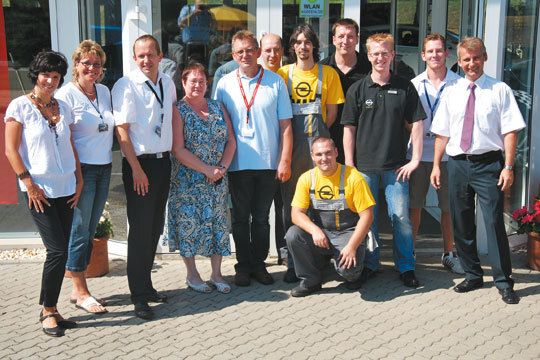 Daniela Reuter-Schacht (li.) und Erik Schacht (re.) mit ihren Mitarbeitern. Diese mussten sich erst an den neuen, teamorientierten Führungsstil gewöhnen, fühlen sich inzwischen aber sehr wohl damit. (Archiv: Vogel Business Media)