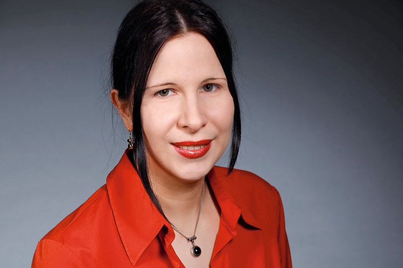 „Neben reinen Umformoperationen kann die EMU auch zum umformtechnischen Fügen und Trennen eingesetzt werden“, erläutert Dr. Ing. Verena Psyk, Gruppenleiterin elektromagnetische Umformung am Fraunhofer IWU. (Bild: Ursula Dören / Verena Psyk)