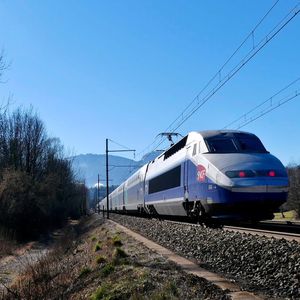 (TGV pour Cherbourg et Le Havre à Arbin en Savoie (hiver 2019) / Florian Pépellin / CC BY-SA 4.0)