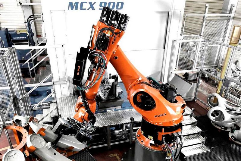 Roboter müssen heute zeit- und positionsmäßig präzise arbeiten. Doch es gibt Störeinflüsse, die das verhindern können. Forscher aus Würzburg gehen mit einer pfiffigen Anti-Stotter-Bremse die Lösung des Problems nun wirksam an.(Bild:  Kuka)