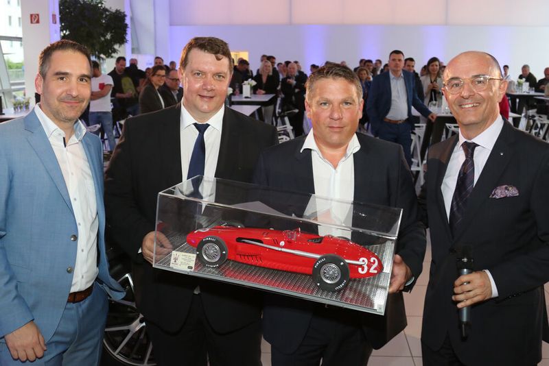 Glücksbringer zur Eröffung: Den Maserati-Oldtimer in Miniatur gab es zur Eröffnung für Standort-Leiter Patrick Baldes (2.v.li.). Mit dabei sind (v.li.) Christian Scherer, Thomas Heinz, Leiter Vertrieb Maserati Central Europe, und Piergiorgio Cecco. (Bild: Scherer-Gruppe)