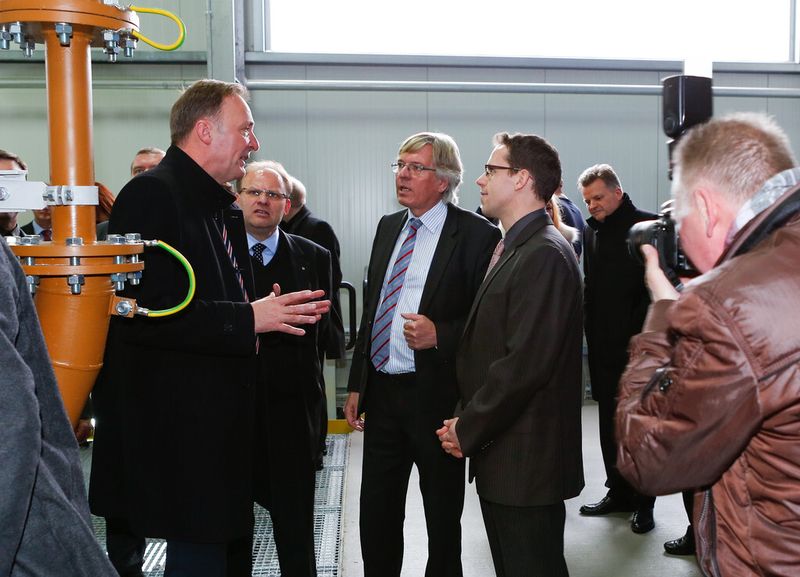 Vorstandssprecher Volker Schulz (li.) beschreibt Wirtschaftsminister Möllring (Mitte) die Funktionsweise der Anlage. Im Hintergrund lauschen MdL Arnd Czapek und Projektleiter Dipl.-Ing. Oliver Stutzer (re.). (Bild: Getec)