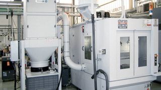 Während der Trockenbearbeitung von Kunststoff werden die Späne mit ionisierter Luft neutralisiert und per Ringler-Raumabsaugdüse angesaugt. Bild: Ringler (Archiv: Vogel Business Media)