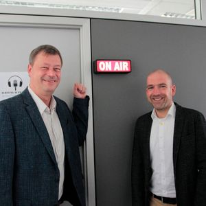 Gleich sind die beiden Herren „on air“: PROCESS-Chefredakteur Dr. Jörg Kempf (links) und Philipp Ketterer, Produktmanager Cybersecurity bei Vega.(Bild:  Dominik Stephan/PROCESS)