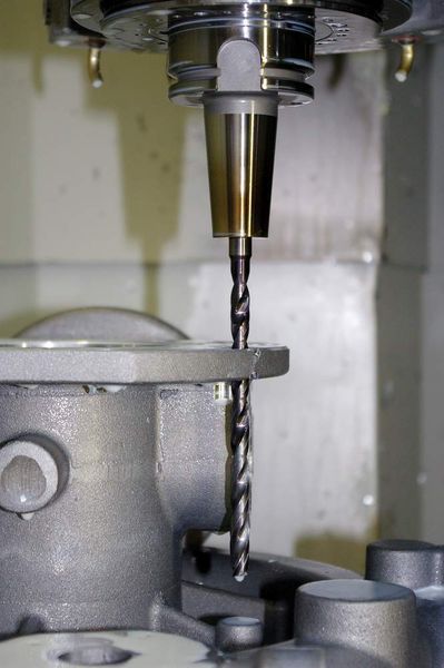 Schrumpfaufnahme mit Bohrwerkzeug: Die schlanke Aufnahme verbessert die Zugänglichkeit zum Bauteil. (Archiv: Vogel Business Media)