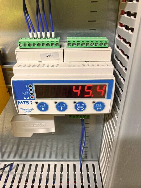 Der Messverstärker Statweigh 1400 besitzt eine eigene LED-Anzeige und eine kleine Bedieneinheit. (Bild: MTS MessTechnik Sauerland )