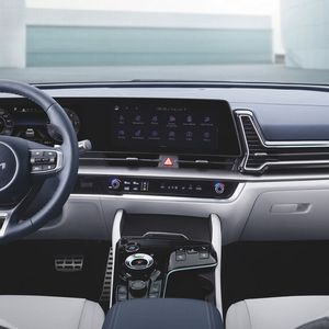 Innen fällt das große digitale Kombiinstrument auf, das nahtlos in den Navi- und Infotainment-Touchscreen übergeht.(Bild:  Kia)