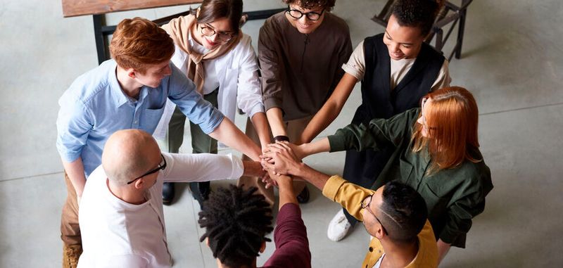 Manche Top-Manager wollen sich ihren Angestellten menschlich nicht zu sehr annähern. Doch wenn man Veränderungen im Unternehmen anstoßen möchte, sollte man zuerst auch verstehen, wie die eigene Belegschaft denn so tickt; man muss also die Kultur des Unternehmens kennen.(Bild:  fauxels von pexels / Pexels)