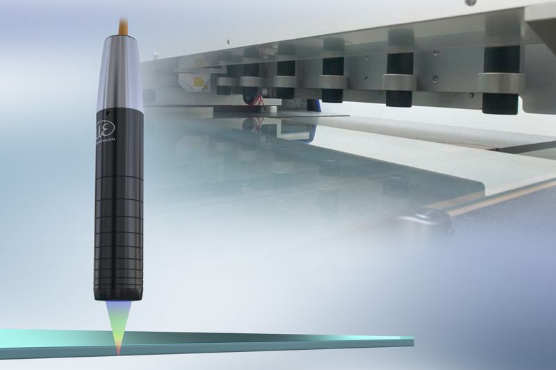Konfokale Sensoren der Baureihe confocalDT können Auflösungen bis in den Nanometerbereich darstellen. Aus diesem Grund sind sie für die Dickenmessung von Glasscheiben prädestiniert. (Bild: Micro-Epsilon Messtechnik GmbH & Co. KG)