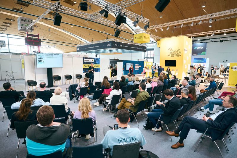 ... informierten sich die Teilnehmenden über neue E-Learning-Tools und Zukunftstrends wie Metaverse und künstliche Intelligenz. (Bild: © Richard Mathieu / Messe Karlsruhe / neverdaless)