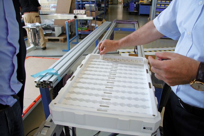 Bild 4: In diese Paletten dürfen keine Ausschussteile gelangen. Der Greifer sortiert die fehlerhaften und die zur Qualitätsprüfung vorgesehenen Teile vorher aus. (Bild: Gimatic)
