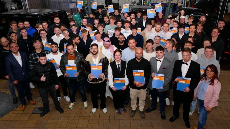 Im Autohaus Happle & Messmer in Stockach wurden am 23. Januar insgesamt 79 junge Frauen und Männer nach erfolgreicher Ausbildung feierlich in den Gesellenstand erhoben. Sie verstärken nun als Kfz-Mechatronikerinnen und Kfz-Mechatroniker das Kraftfahrzeuggewerbe in der Region Bodensee-Hochrhein-Schwarzwald. Gastgeber Oswald Happle und Obermeister Paulo Rodrigues betonten den hohen Stellenwert qualifizierter Fachkräfte und ermutigten den Nachwuchs, sich im Beruf weiterzuentwickeln. Kreishandwerksmeisterin Marilena Mangili nahm die traditionelle Freisprechung vor. (Bild: Kfz-Innung Region Bodensee-Hochrhein-Schwarzwald)