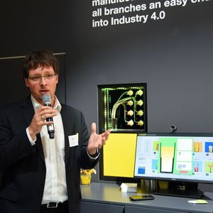 Der digitale Barkeeper: Über die Axoom-Plattform wurde ein Cocktail-Mixer realisiert, der auf Knopfdruck das richtige Rezept mischt.