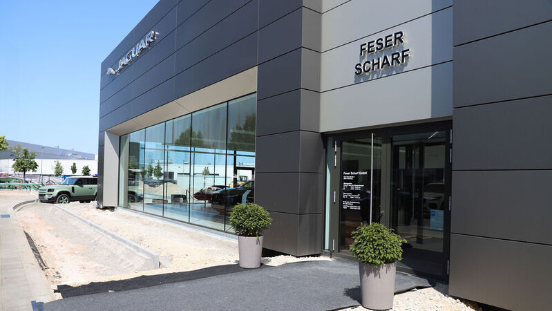 Das Jaguar-Land-Rover-Autohaus von Feser Scharf liegt in der Nürnberger Kurt-Triest-Straße. 