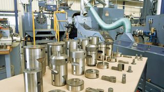 Der Werkzeugsatz einer Mehrstufenpresse kann bis zu 100 Einzelteile umfassen. Im Vordergrund der Stadiengang des Präzisionsformteiles. Die Werkstücke hierfür werden vom Werkzeugbau der SFS Intec gefertigt.  (Bild: SFS Intec)