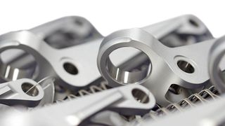 IVD-aluminiumbeschichtete Bauteile mit Maskierung im inneren Durchmesser. Nach der Beschichtung erfuhren die Bauteile eine Chrom(III)-haltige Passivierung. (AHC/iconphotomedia)