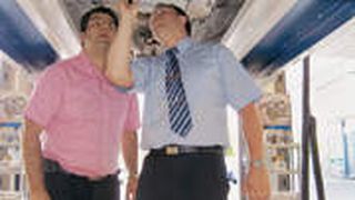 Zusammen mit dem Kunden sieht sich der Serviceberater Andreas Bruhn das Fahrzeug an und erklärt etwaige Mängel. (Foto: Lauer)