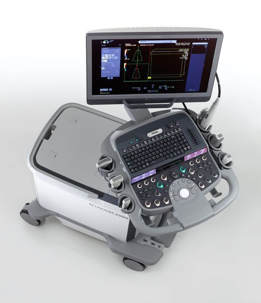 Acuson SC2000 Prime Edition liefert mit Hilfe eines neuen TEE-Schallkopfs für echte Volumenbildgebung erstmals in Echtzeit Vollvolumen-Farbdoppleraufnahmen der Herzklappenanatomie und des Blutflusses. Dank dieser Technik erhalten Ärzte bei Herzklappeneingriffen in einem einzigen Bild eine anatomisch authentischere Darstellung des Herzens und des Blutflusses - auch bei Patienten mit EKG-Anomalitäten (Bild: Siemens AG)