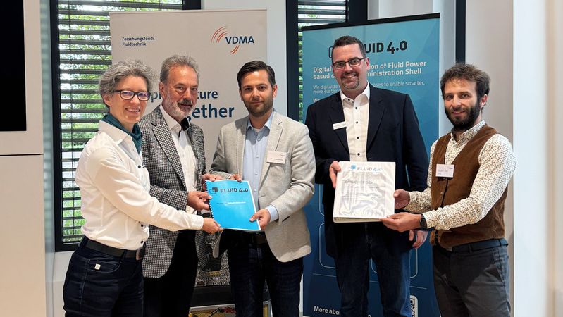 Im Forschungsprojekt Fluid 4.0 treibt ein Industriekonsortium die Stärkung und Weiterentwicklung der Verwaltungsschale als digitaler Zwilling in einem branchenübergreifenden Datenraum voran und etabliert damit einen herstellerübergreifenden, offenen Standard für die Fluidtechnik. Im Bild: Übergabe des Halbzeitmeilensteins an den Projektträger beim VDMA in Frankfurt im Juni 2025. V.l.n.r.: Dr. Karin Tischler (Bosch Rexroth), Prof. Dr.-Ing. Jürgen Weber (TU Dresden und CFLab), Ibrahim Karahodžić (VDI TZ), Dr. Christian Geis (VDMA) und Benjamin Beck (CFLab).(Bild:  Construction Future Lab gGmbH)