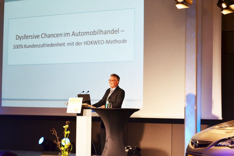 Zwischen den Gängen wurde das Zwerchfell in Anspruch genommen – man beachte den Titel des Power-Point-Charts. (Foto: Rehberg)