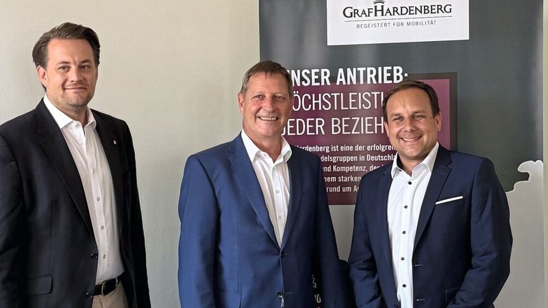 Führen jetzt die Prozesse und die Abläufe zusammen: (v.l.) Finanzgeschäftsführer Philipp Ludwigs, Volker Brecht, Vorstand der Graf Hardenberg-Gruppe, und Christian Ladurner. (Bild: Graf Hardenberg)