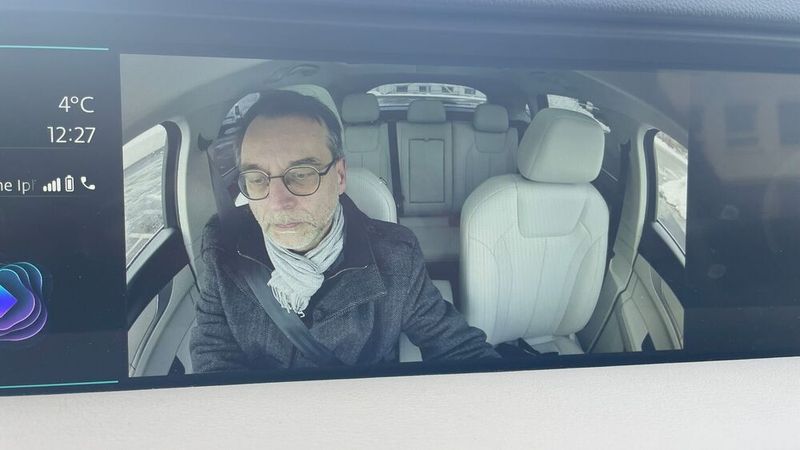 Der Fahrer wird durch eine Kamera überwacht, etwa der Müdigkeitszustand. Man kann sich aber auch selbst betrachten – und sehen, was im Fond passiert. (Bild: Grimm – VCG)