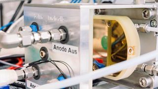Am Fraunhofer IMWS werden Materialien für die Wasserelektrolyse im Hinblick auf Lebensdauer und Effizienz optimiert. (Fraunhofer IMWS/Sven Döring)