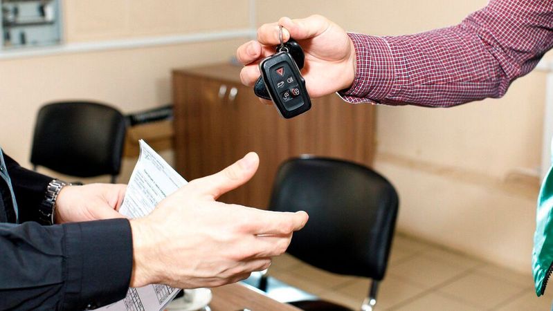 Autohäuser sollten die Ausweise und Führerscheine ihrer Kunden gewissenhaft auf ihre Sicherheitsmerkmale überprüfen. Das allein schon wirkt präventiv. (Bild:  gemeinfrei /  Pixabay)