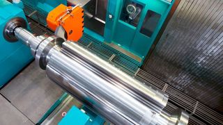 Das Bearbeiten – hier das Schleifen einer Generatorwelle – und das Messen erfolgen in derselben Maschine. (Siemens)