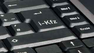 Mit dem Online-Verfahren – sofern es denn verfügbar ist – sparen Autobesitzer nicht nur Zeit; auch die Gebühren sind weit geringer als am Schalter.  (©fotohansel – stock.adobe.com)