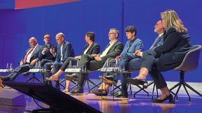 Zur Zukunftskongress-Eröffnung auf der Bühne (v. l. n. r.): Bundesminister a. D. Peter Altmaier, BMDS-Staatssekretär Philipp Amthor, Bundestagsabgeordneter Ralph Brinkhaus, Corinna Krezer von Accenture, Dr. Matthias Flügge (Deutsche Rentenversicherung Bund), Tanja Gönner vom BDI, Volker Geyer, DBB
Beamtenbund und Tarifunion, sowie Katja Wilken vom Bundesverwaltungsamt. (Bild: © Vogel IT-Medien / Stephan Augsten)
