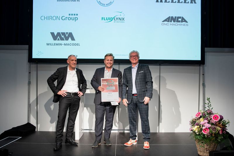 Samuel Vuadens, CEO der Chiron Swiss SA mit der Nominierungs-Urkunde für den SMM Award. Nominiert wurde das Bearbeitungszentrum Micro5. Zusammen mit dem Handlingssystem Feed5 steht das Micro 5-BAZ für eine präzise, produktive und autonome Fertigung anspruchsvoller mikrotechnischer Komponenten auf kleinstem Raum.  (Bild: Thomas Entzeroth)
