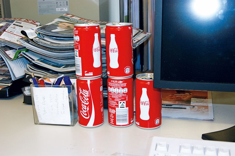 Quell der Wachheit in der Abteilung „Layout“: Wer abends länger arbeitet, muss tagsüber Cola trinken. (Archiv: Vogel Business Media)