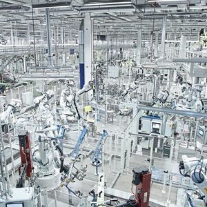 Die Fabrik der Zukunft für Fahrerkabinen: Im Werk für Fahrerkabinen von Scania in Oskarshamn, Schweden, unterstützen über 283 High-Tech-Roboter die Produktion. 