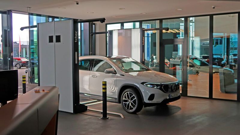 Die Fahrt durch den Scanner erfolgt in Schrittgeschwindigkeit. Weil die Durchfahrtbreite 2,34 Meter beträgt, kann auch der Kunde am Steuer sitzen. Vor und nach den Scannersäulen sind Lichtschranken positioniert. Die Fahrt durch den Scanner erfolgt in Schrittgeschwindigkeit. Weil die Durchfahrtbreite 2,34 Meter beträgt, kann auch der Kunde am Steuer sitzen. Vor und nach den Scannersäulen sind Lichtschranken positioniert.