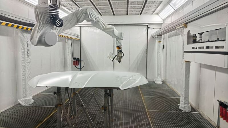 Der Roboter arbeitet sehr präzise und soll vor allem Material einsparen. Dabei können Einzelteile und komplette Fahrzeuge lackiert werden. (Bild:  Hänssler GmbH)