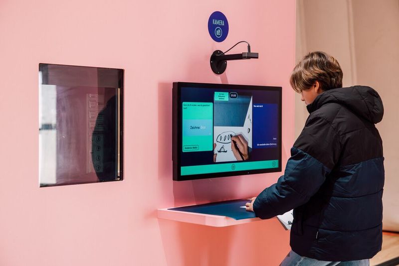 Was erkennt KI in deiner Zeichnung? Besucher testet Exponat. (Bild: David Biedert)
