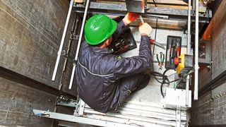 Bei der Wartung eines Schachtaufzugs steht Sicherheit an erster Stelle: Die Sicherheitssteuerungen AC500-S von ABB repräsentieren hierbei den neuesten Stand der Technik in der funktionalen Sicherheit. (Bild: © Kadmy – adobe.stock.com )