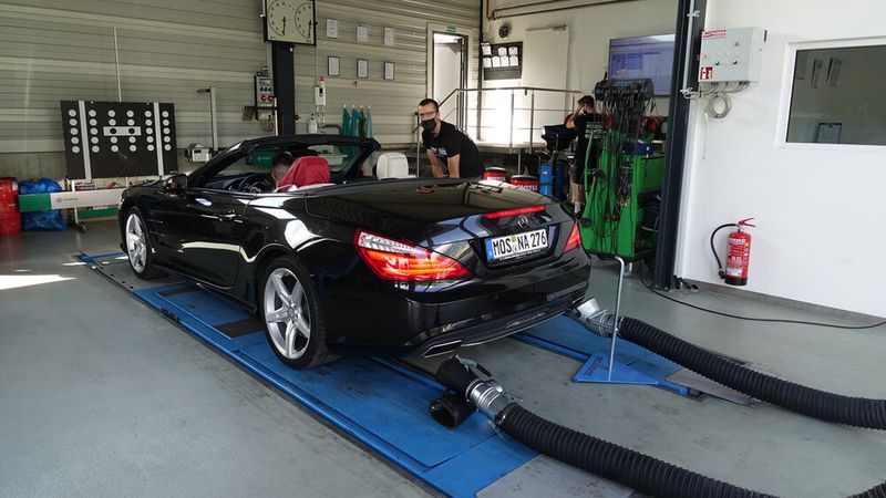 Auch innen überzeugt der Betrieb mit hochmoderner Ausrüstung. (Bild: Schreiner/»kfz-betrieb«)