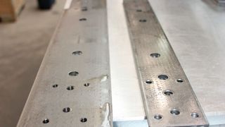 What you see here are components for armrests, as manufactured by the office furniture maker Interstuhl. Previously, the required threads were inserted with a great deal of effort. However, Fibro-Technik has turned this bottleneck into a source of productivity. (Image:Itasse / Fibro)