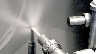 Der Nassstrahlprozess zeichnet sich aus durch einen gebündelten Strahl. (Bild: Eckold)