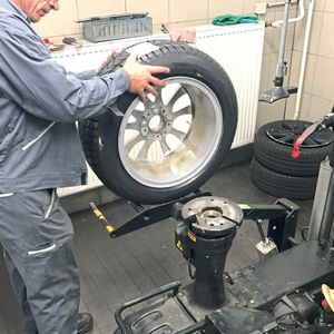 Der Reifenlift hebt schwere Räder rückenschonend auf die richte Höhe.