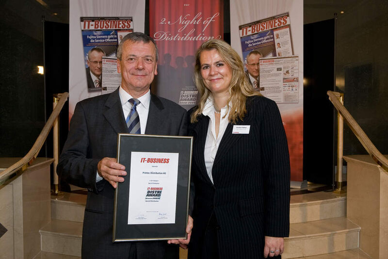 Siegfried Lemke von Printec nimmt die Urkunde für die Nominated-Auszeichnung als Spezial-Distributor entgegen. (Archiv: Vogel Business Media)
