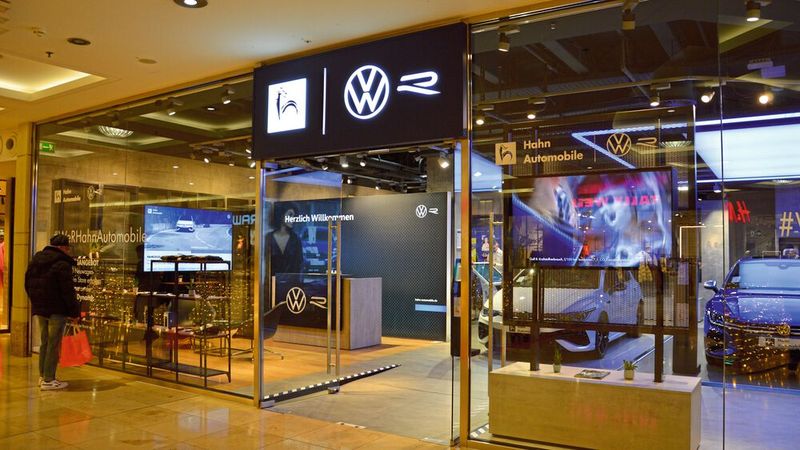 Der Store befndet sich im Breuningerland in Sindelfingen – neben Modegeschäften und anderen Läden. (Bild: Achter – »kfz-betrieb«)