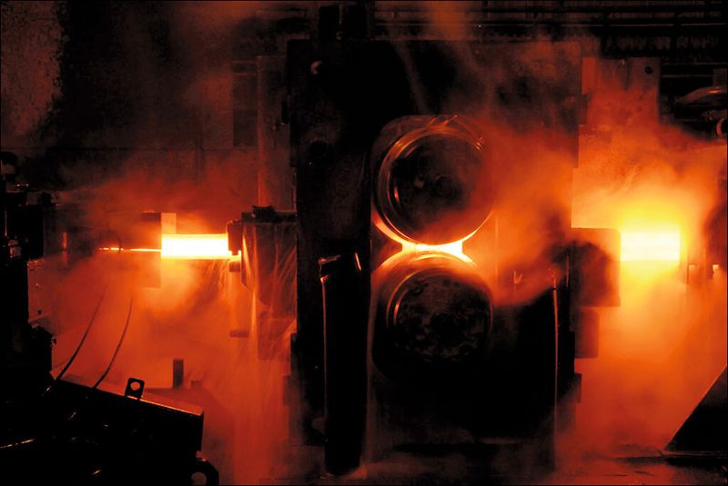 Auf der Hochleistungswalzstrasse wird der Stahlknüppel temperaturkontrolliert zum Draht gewalzt, um die gewünschten mechanischen Werkstoffeigenschaften einzustellen. (Bild: Swiss Steel)